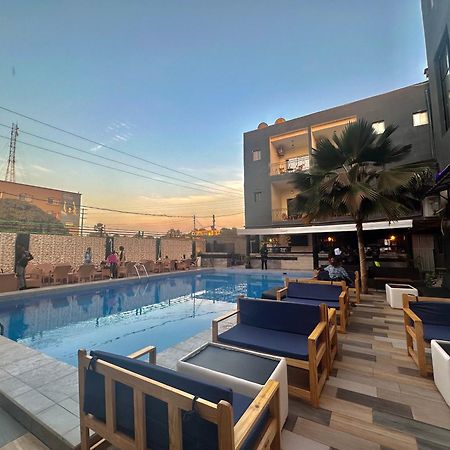 קולולי Apartments Plaza Hotel מראה חיצוני תמונה
