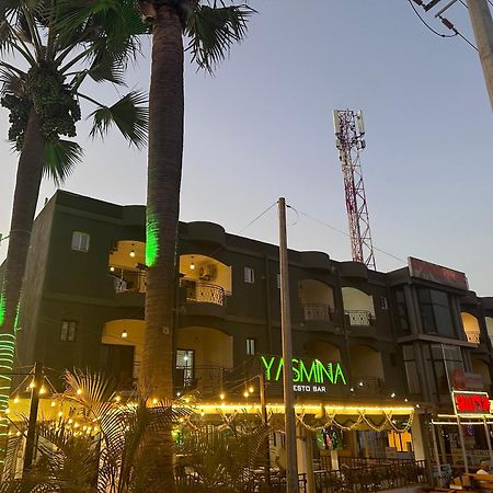 קולולי Apartments Plaza Hotel מראה חיצוני תמונה