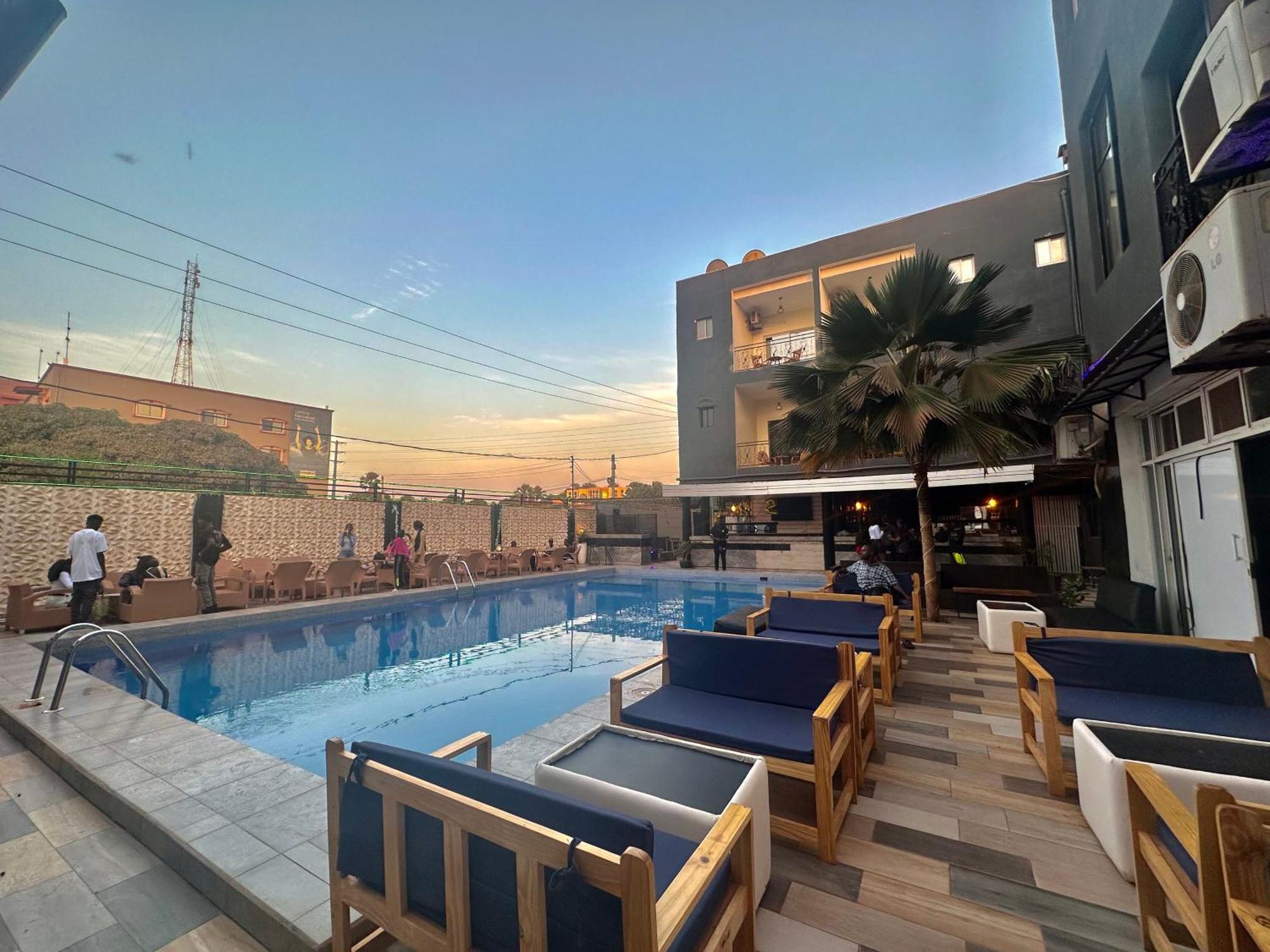 קולולי Apartments Plaza Hotel מראה חיצוני תמונה