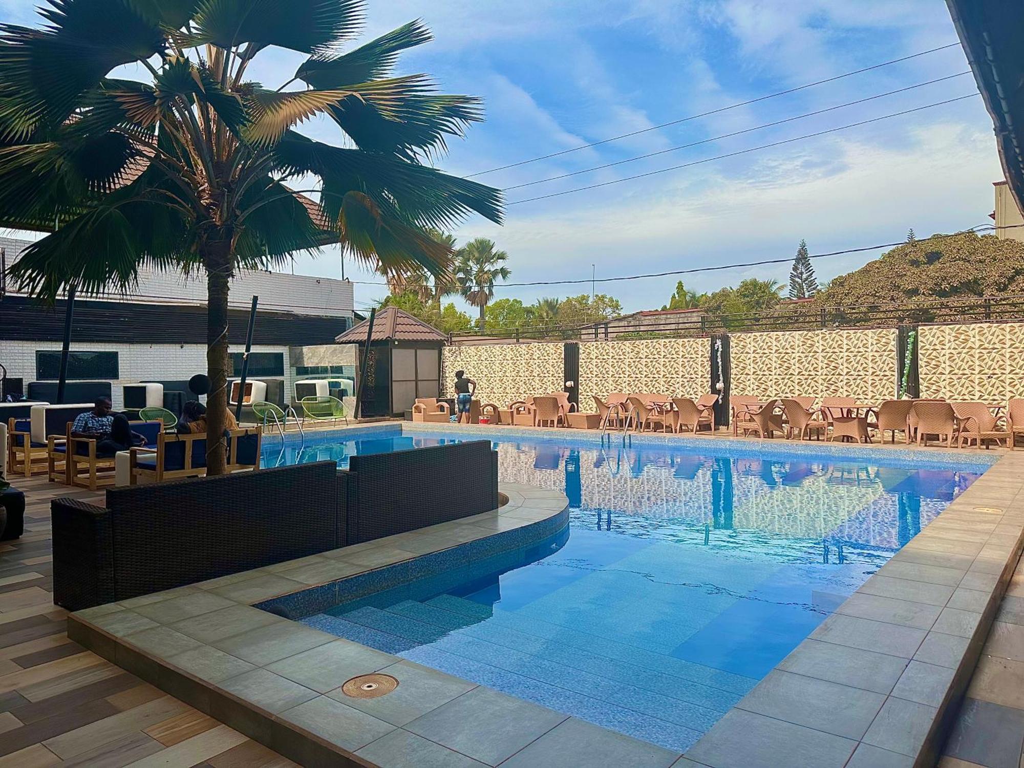 קולולי Apartments Plaza Hotel מראה חיצוני תמונה