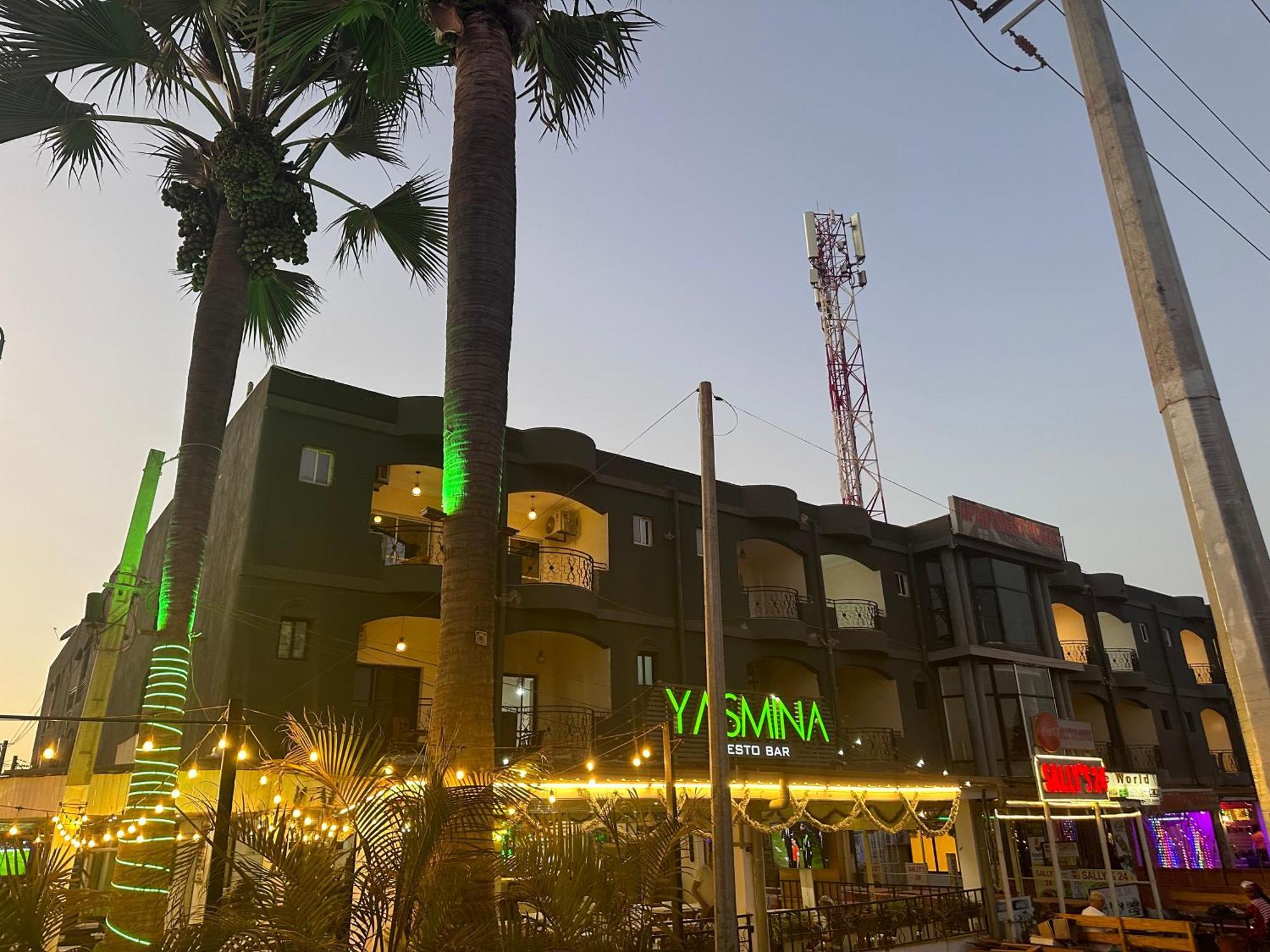 קולולי Apartments Plaza Hotel מראה חיצוני תמונה