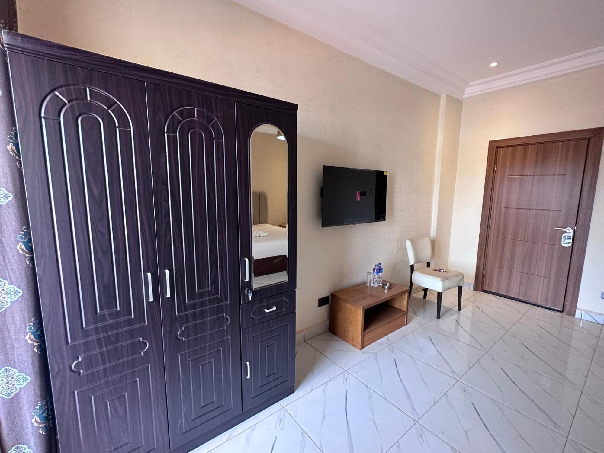 קולולי Apartments Plaza Hotel מראה חיצוני תמונה